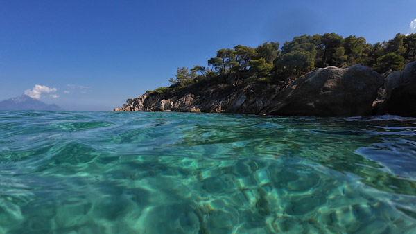 Pogled na ostrvski pejzaž sa mora u Sitoniji, Halkidiki