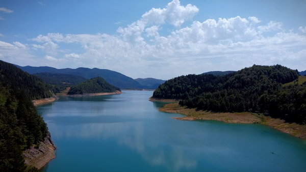 Panoramski pogled na Zaovinsko jezero i planine Tare