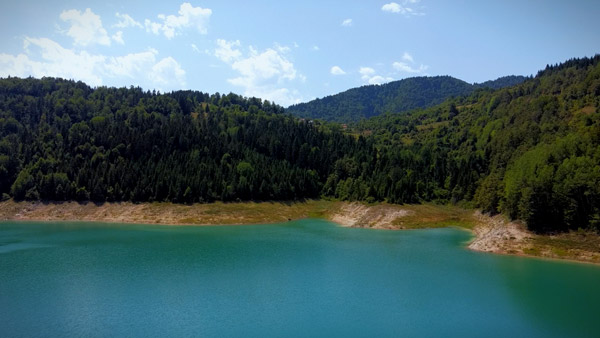 Pogled na mirnu obalu Zaovinskog jezera na Tari